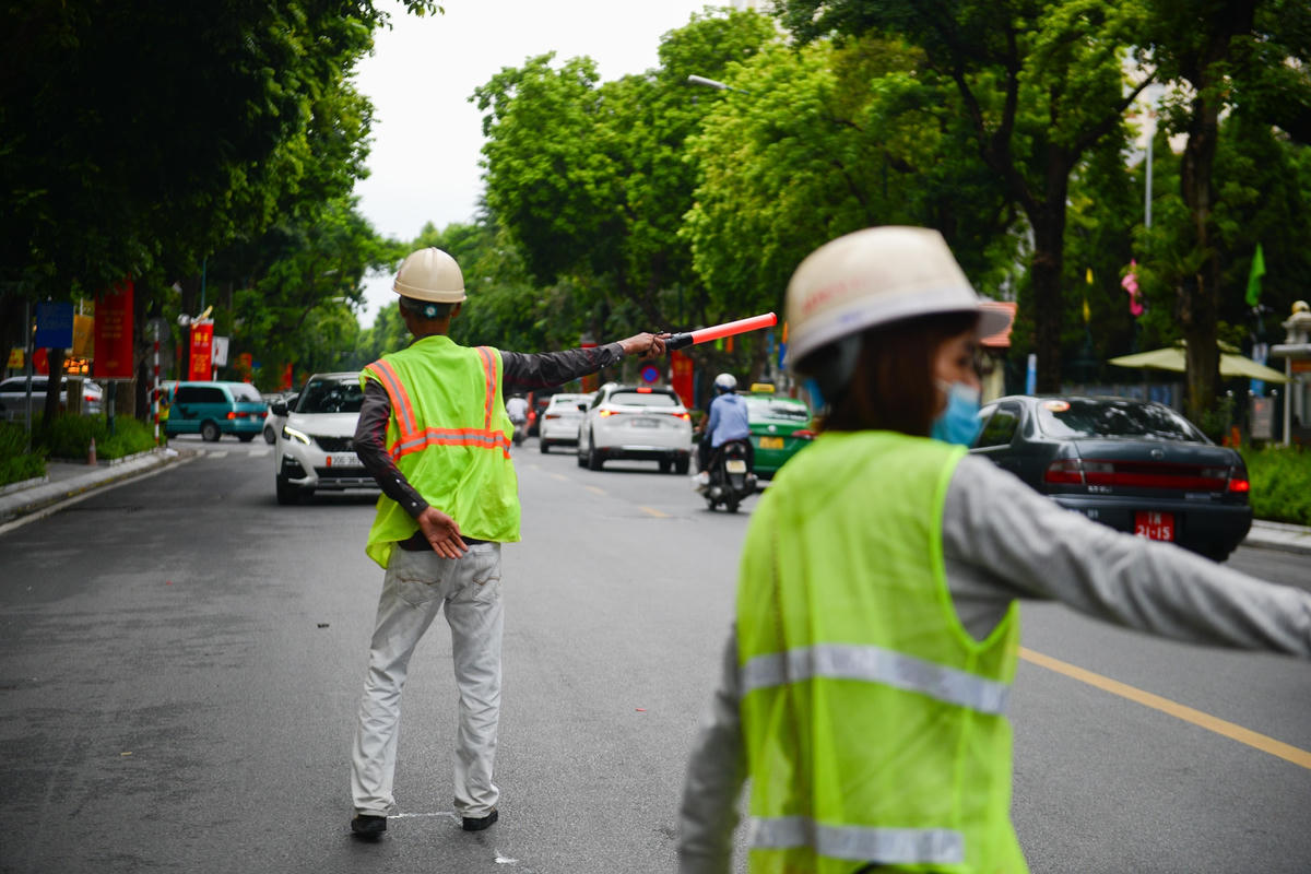 Cán bộ, công nhân có mặt ở điểm phân luồng phải liên tục thực hiện chỉ dẫn cho người dân hướng đi.Các nút giao thông luôn luôn có mặt của lực lượng phân luồng nhằm đảm bảo giao thông thông suốt.Trừ các phương tiện cá nhân, các phương tiện công cộng vẫn được ưu tiện đi qua khu vực rào chắn.Dù đã được rào chắn, có cán bộ, công nhân hướng dân ở mọi hướng, nhưng nhiều người dân vẫn tranh thủ vượt rào đi qua.Theo ông Nguyễn Ngọc Thi, Trưởng phòng quản lý thực hiện dự án 1, Ban Quản lý đường sắt đô thị cho biết, việc phân luồng lại giao thông với mục tiêu đảm bảo giao thông đồng thuận, an toàn trong quá trình thi công."Hiện tại, việc rào đường này chỉ là tạm thời để thông báo cho người dân biết khi tham gia giao thông. Chúng tôi đã chọn ngày thứ Bảy để hạn chế tối đa lưu lượng người đi qua khu vực này. Đến khi có những điều chỉnh phù hợp, chúng tôi sẽ cho rào chính thức", theo ông Thi.Trong thời gian rào chắn, các phương tiện có nhu cầu đi trên đường Trần Bình Trọng theo hướng từ Dã Tượng ra Lê Duẩn sẽ đi theo hướng: Trần Bình Trọng - Trần Hưng Đạo - Dã Tượng - Lý Thường Kiệt - Lê Duẩn hoặc Yết Kiêu - Trần Hưng Đạo - Quán Sứ - Lý Thường Kiệt - Lê Duẩn.