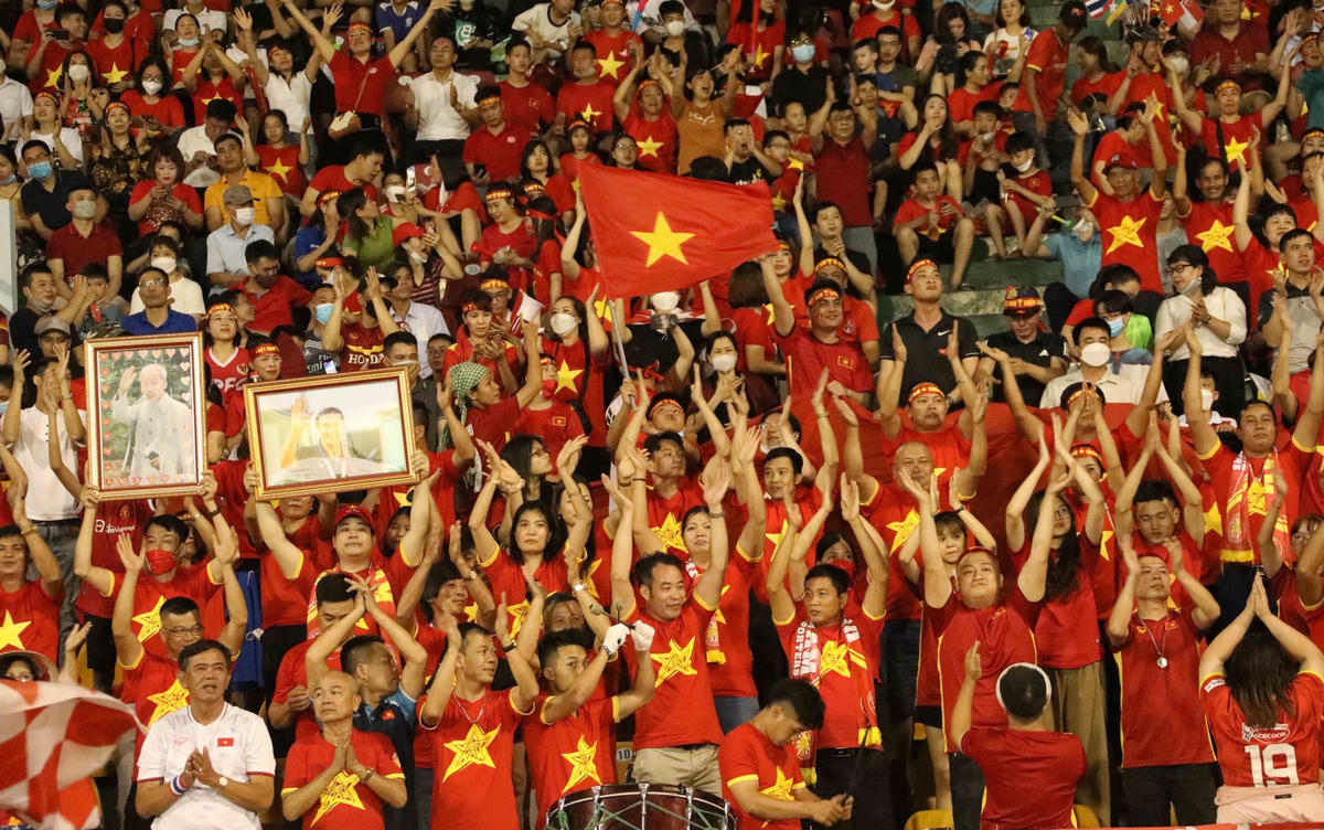 CĐV trên khán đài của SVĐ Cẩm Phả vỡ òa vì bàn thắng của Huỳnh Như.