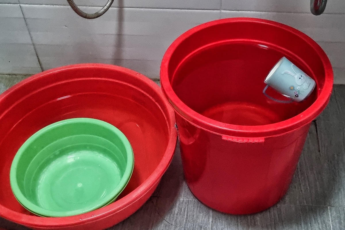 Nước sạch được người dân đi xin ở những tòa chung cư chưa bị mất nước bên cạnh.