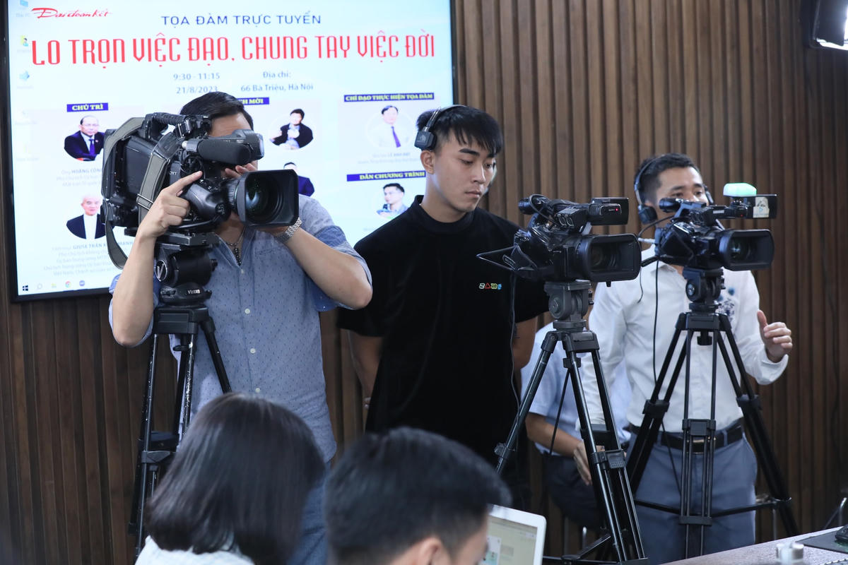 Phóng viên tác nghiệp tại buổi tọa đàm.