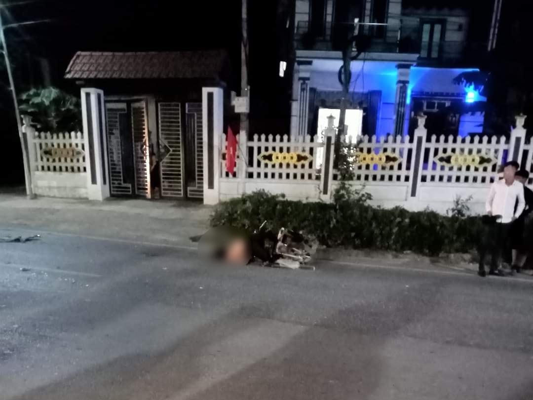 Sau cú tông mạnh vào đuôi xe tải, nam thanh niên gục tại chỗ.