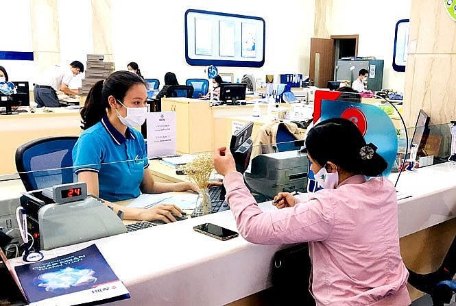 Lãi suất cao, người dân gửi tiết kiệm ngân hàng nhiều hơn.