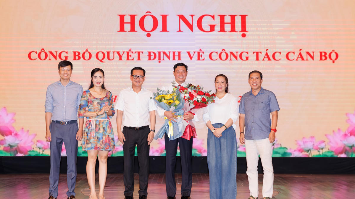 NSND Trung Hiếu - Giám đốc Nhà hát Kịch Hà Nội cùng các nghệ sĩ chúc mừng NSƯT Dương Đức Quang ở cương vị mới.