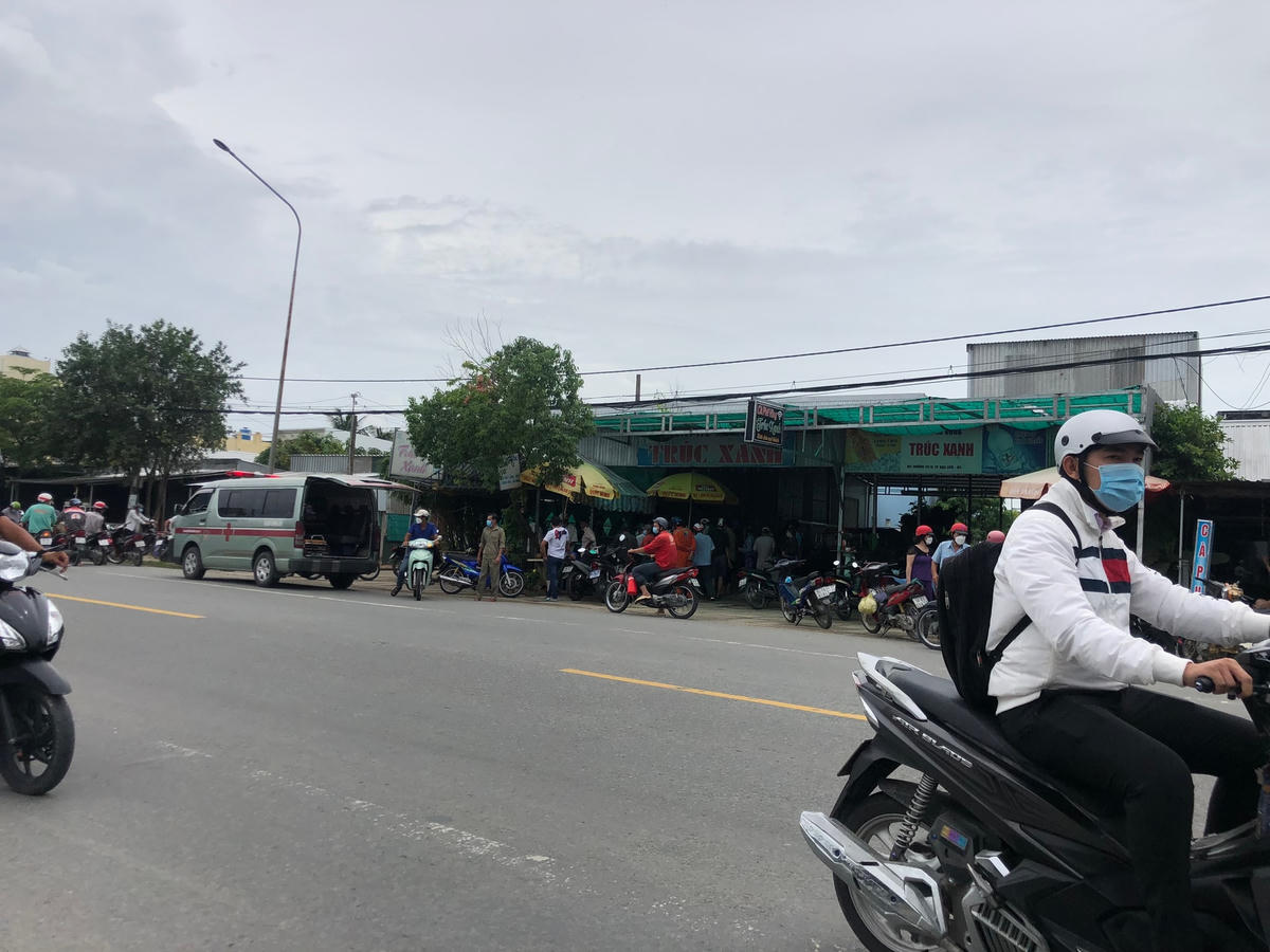 Lực lượng chức năng kiểm tra hiện trường nơi phát hiện anh N tử vong.