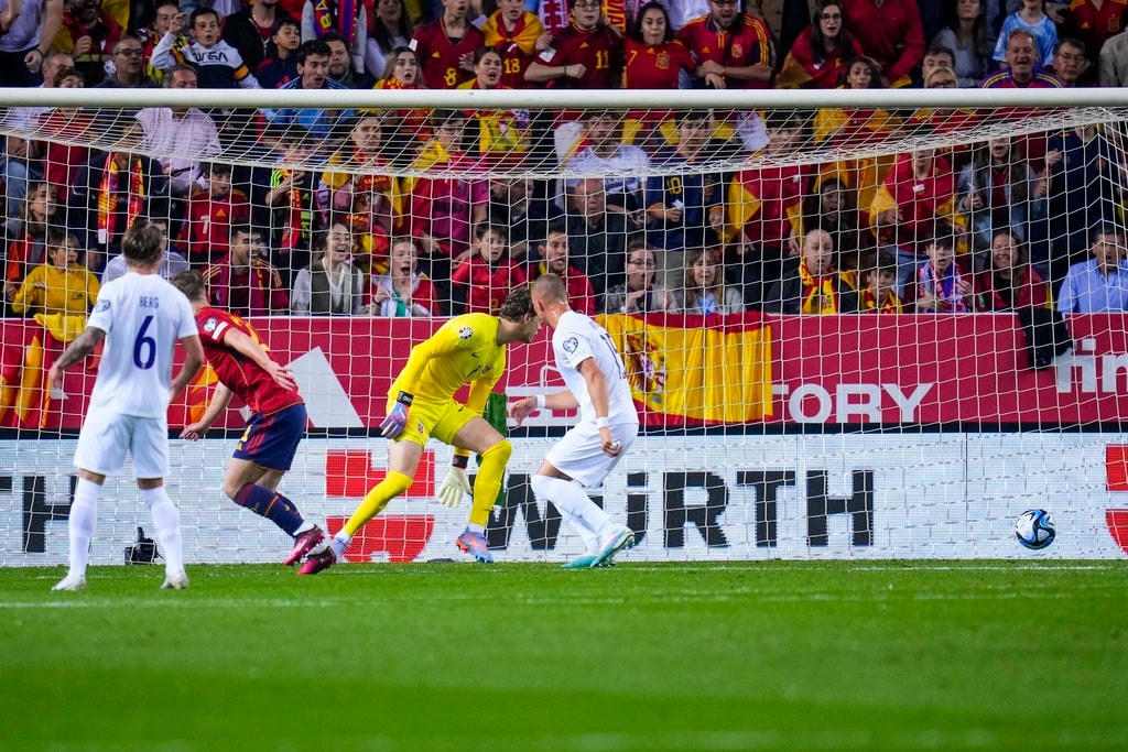 Dani Olmo mở tỷ số cho Tây Ban Nha (Ảnh: AP).