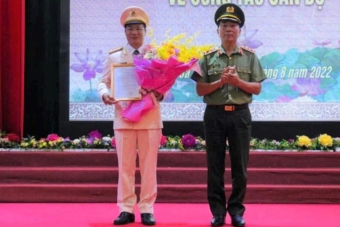 Thứ trưởng Bộ Công an Trần Quốc Tỏ trao quyết định bổ nhiệm Giám đốc Công an tỉnh Hòa Bình cho Đại tá Đỗ Thanh Bình. Ảnh: MN.