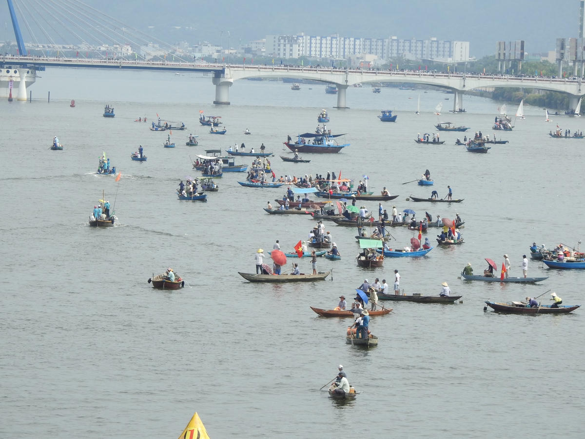 Đông đảo người dân Đà Nẵng và du khách hào hứng theo dõi giải đua. Ảnh: Thanh Tùng.