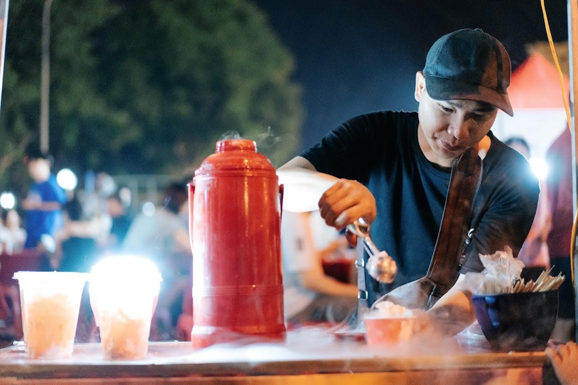 Người dân lưu luyến khi kết thúc phiên chợ đêm và phố đi bộ tại TP Hà Tĩnh