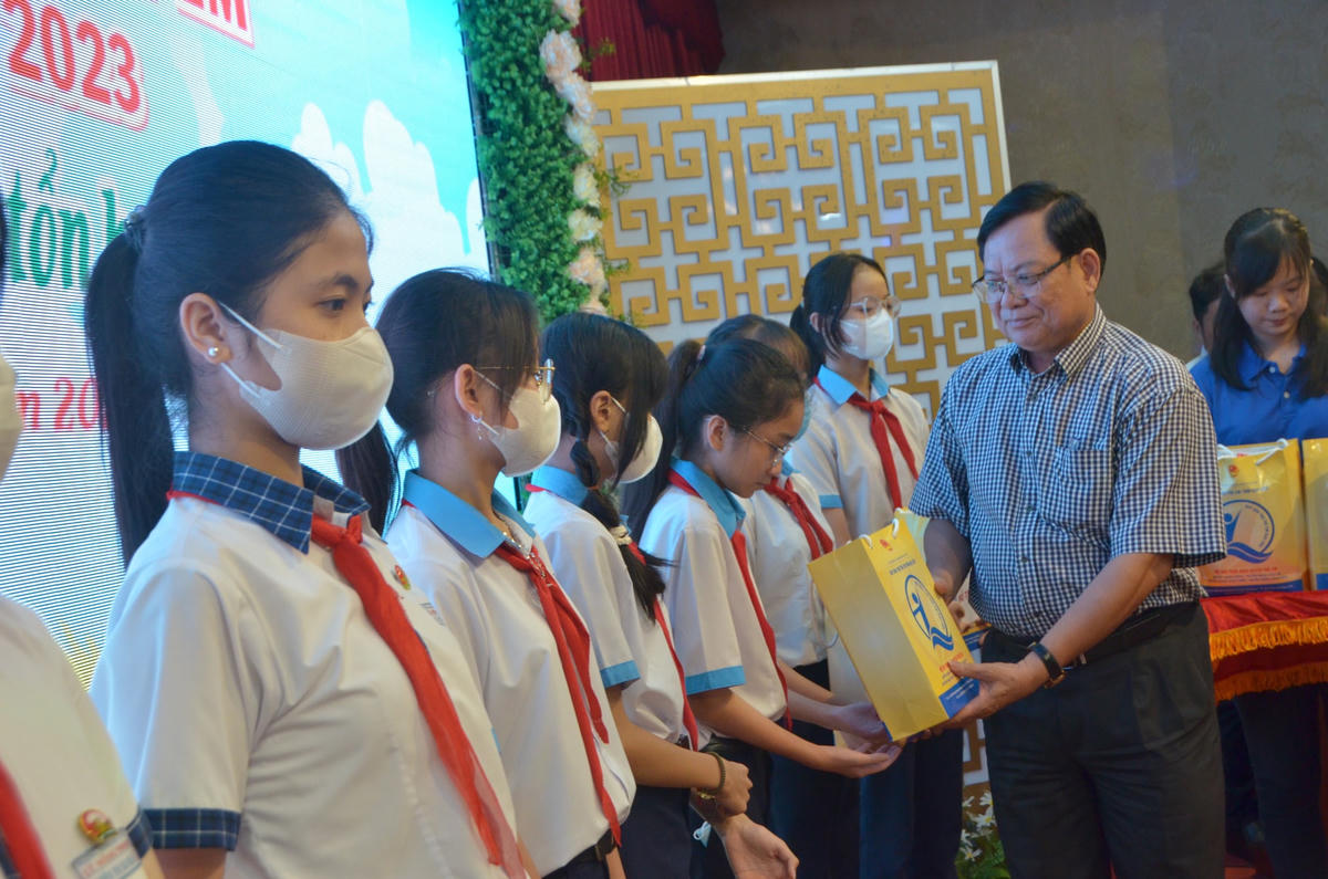 Chủ tịch Ủy Ban MTTQ Việt Nam tỉnh Bạc Liêu Nguyễn Văn Hòa tặng quà trẻ em tại lễ phát động.