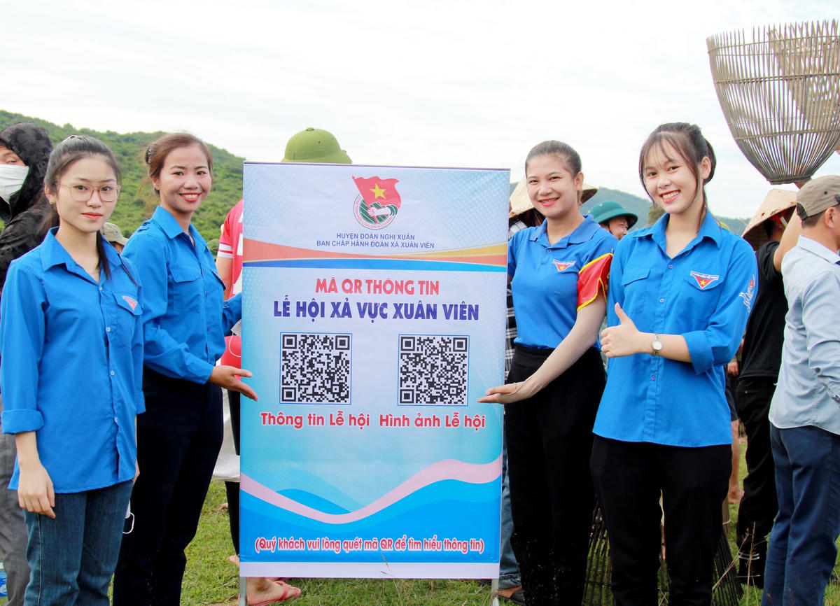 Việc tuyên truyền lễ hội cũng được các tình nguyện viên hướng dẫn nhiệt tình. 