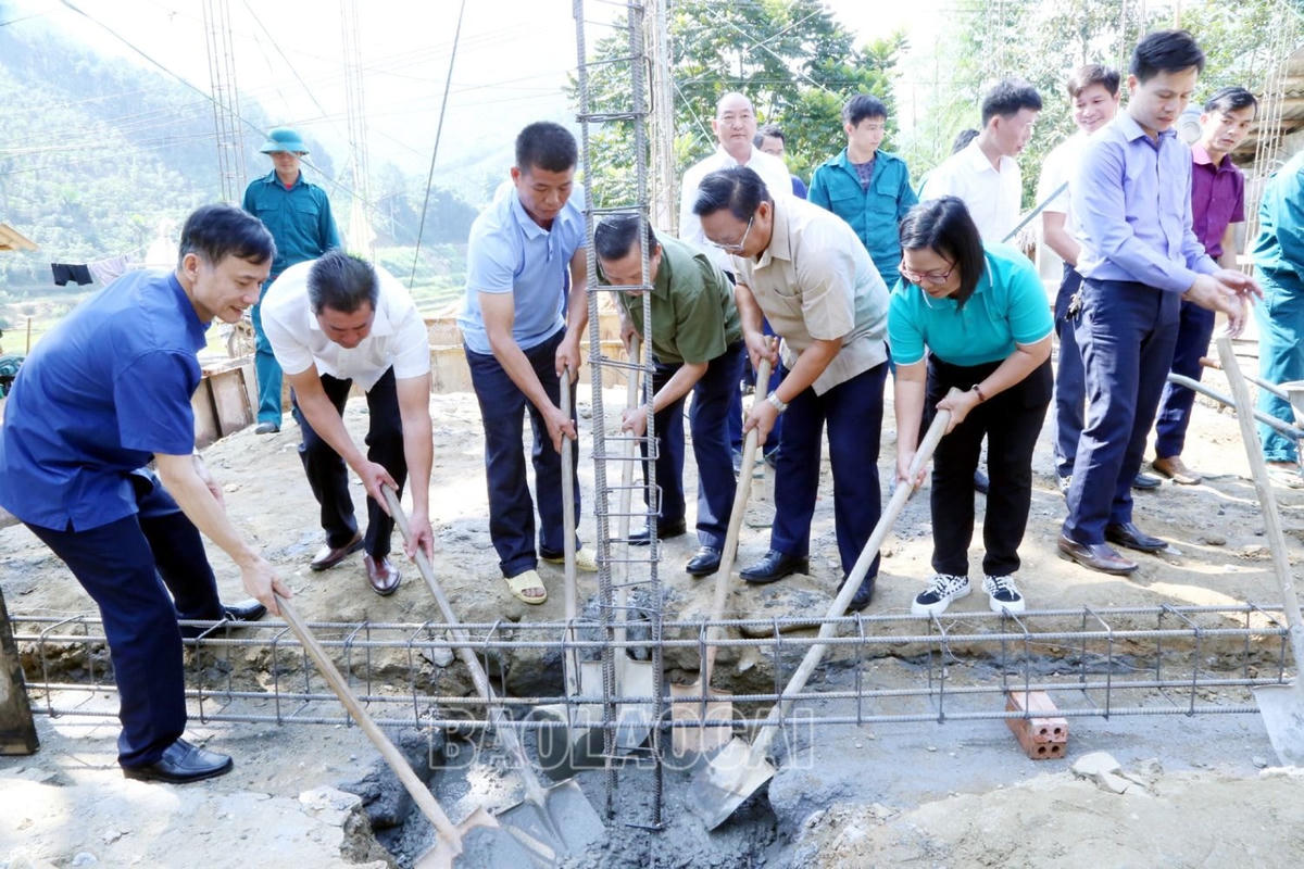 Các đại biểu tham gia dựng cột điện và cắt băng khánh thành đường điện tại thôn Nậm Lúc Hạ, xã Nậm Lúc. Ảnh: Báo Lào Cai.