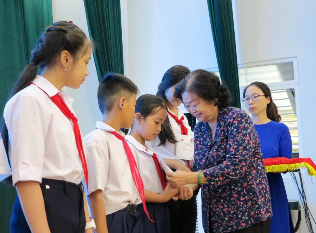 Nguyên Phó Chủ tịch nước Trương Mỹ Hoa trao học bổng cho các học sinh tại Khánh Hòa.