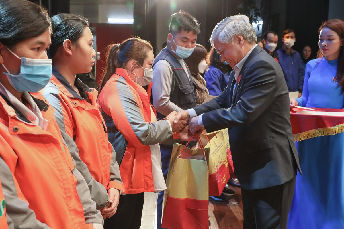 Chủ tịch Đỗ Văn Chiến tặng quà cho công nhân lao động có hoàn cảnh khó khăn tại chương trình.