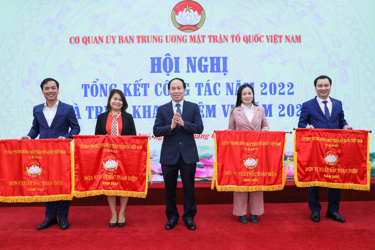 Phó Chủ tịch - Tổng Thư ký  Lê Tiến Châu trao Cờ thi đua cho 4 tập thể có thành tích xuất sắc trong năm 2022.