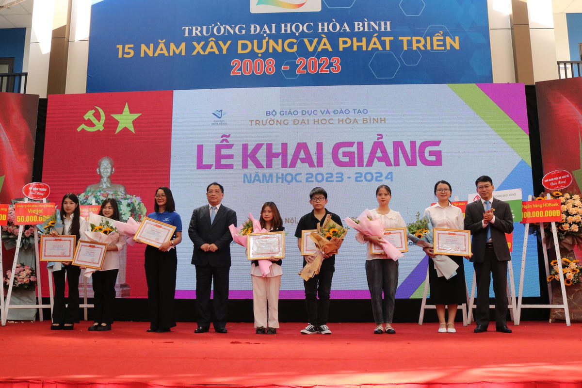 Ban Giám hiệu nhà trường trao thưởng cho các sinh viên thủ khoa và sinh viên có thành tích xuất sắc.