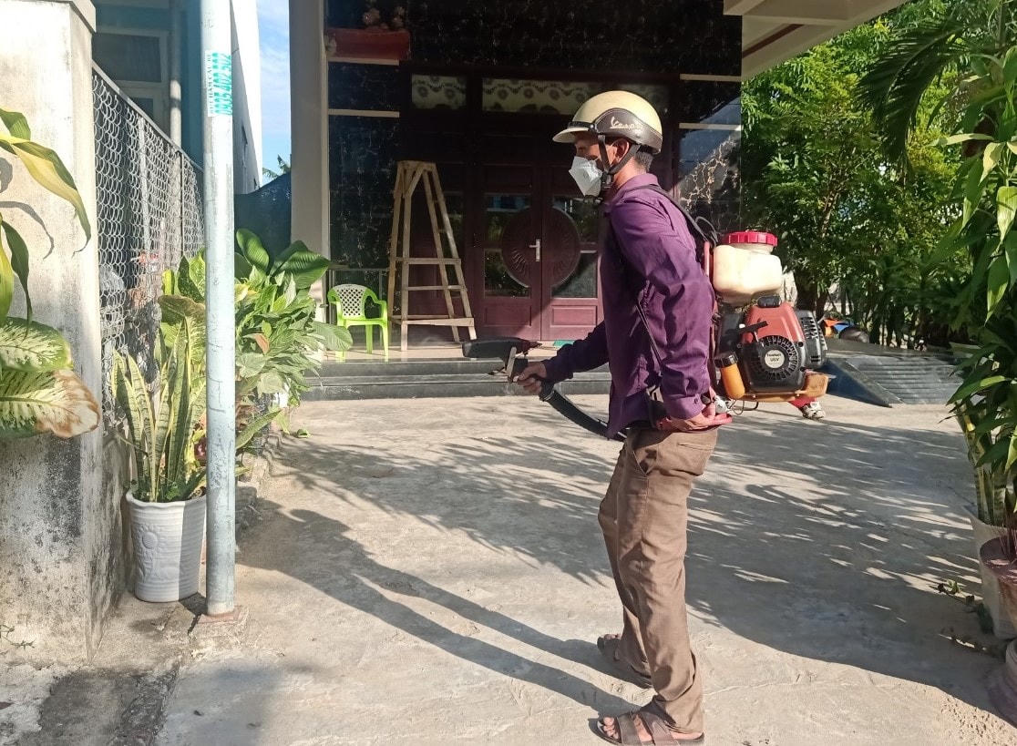 Phun thuốc diệt lăng quăng, bọ gậy.