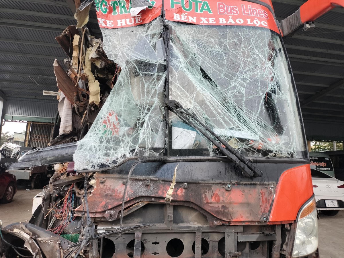 Xe khách BKS: 51B-199.56 bị hư hỏng nặng.