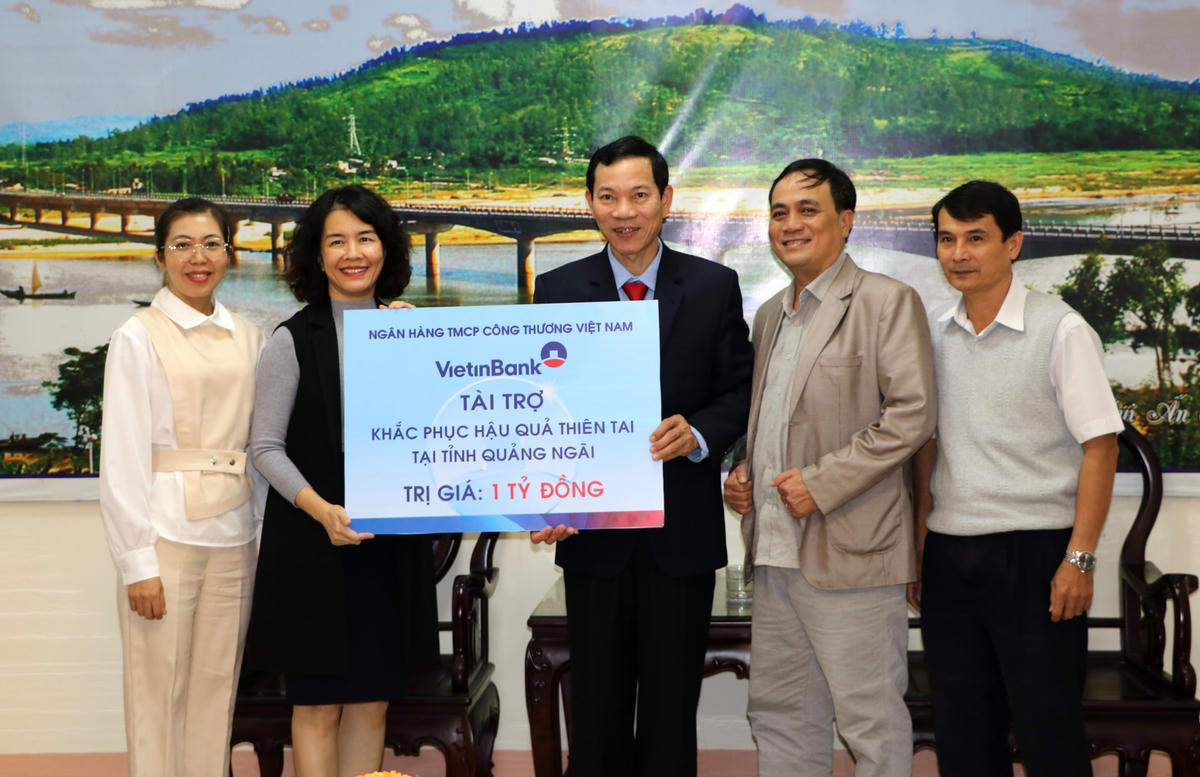 Ngân hàng Vietinbank CN Quảng Ngãi hỗ trợ 1 tỷ đồng cho người dân bị thiệt hại thiên tai.
