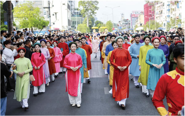 vh du lich ao dai co phuc