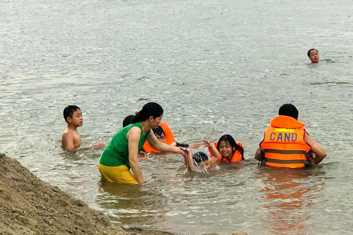 Không biết được mức độ nguy hiểm của con sông này, các bạn nhỏ vô cùng vui vẻ và hứng thú khi được đưa ra đây.