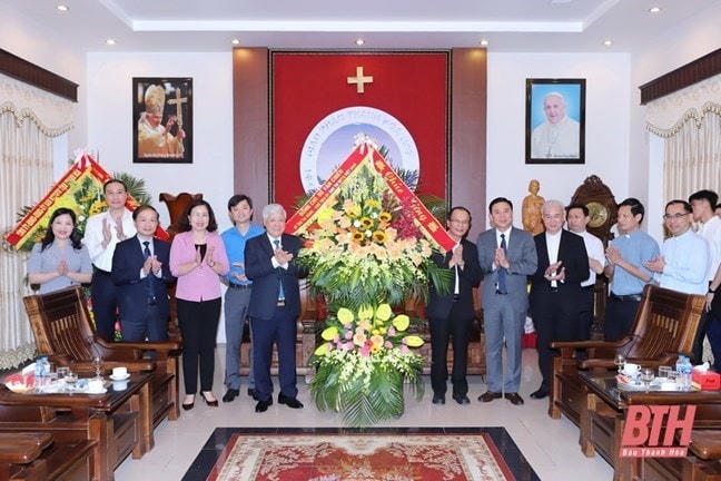 Bí thư Trung ương Đảng, Chủ tịch UBTƯ MTTQ Việt Nam Đỗ Văn Chiến tặng hoa chúc mừng Tòa Giám mục Thanh Hóa.
