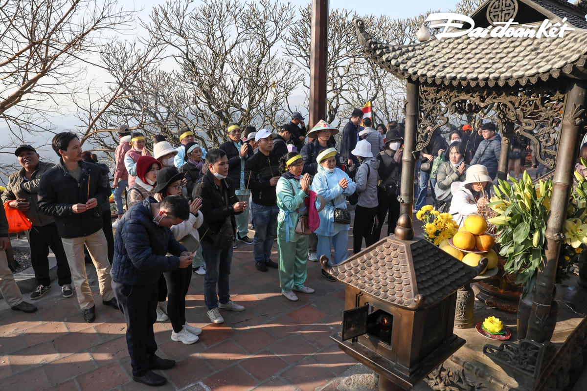 Tìm về Yên Tử để hòa mình vào chốn tâm linh để tìm lại sự bình yên, thư thái trong tâm hồn là thói quen của rất nhiều người trong mỗi dịp đầu Xuân năm mới.
