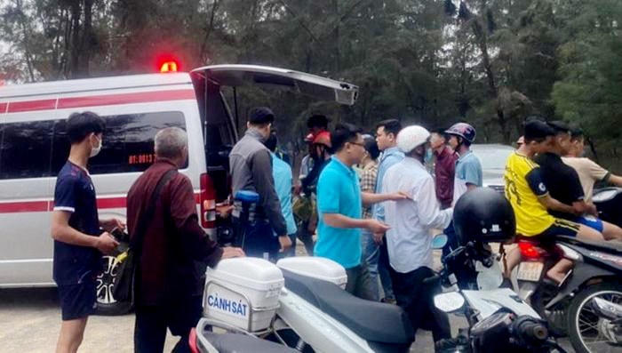 Lực lượng chức năng cùng người dân đã hoàn tất quá trình tìm kiếm các học sinh gặp nạn.