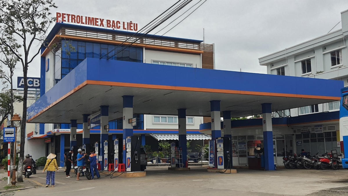 Các điểm bán xăng chi nhánh xăng dầu Petrolimex Bạc Liêu vẫn đảm bảo cung ứng đủ nguồn hàng cho toàn bộ cửa hàng xăng dầu trực thuộc, người dân vẫn mua xăng dầu bình thường.