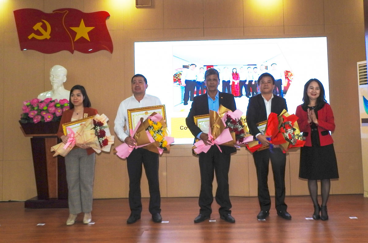 Đại diện cơ quan báo chí nhận  giải Cuộc thi trực tuyến tìm hiểu các Nghị quyết Trung ương 4,5 (khóa XIII) và triển khai Chuyên đề thực hiện Chỉ thị số 05-CT/TW năm 2023. Ảnh: Thanh Tùng.