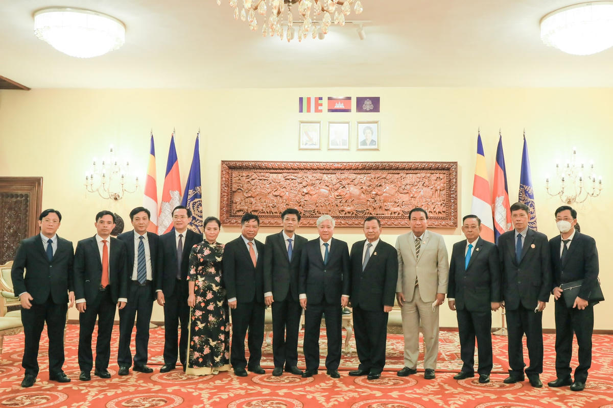Bí thư Trung ương Đảng, Chủ tịch UBTƯ MTTQ Việt Nam Đỗ Văn Chiến chụp ảnh lưu niệm cùng Chủ tịch Thượng viện Vương quốc Campuchia Samdech Say Chhum và các đại biểu. Ảnh: Quang Vinh.
