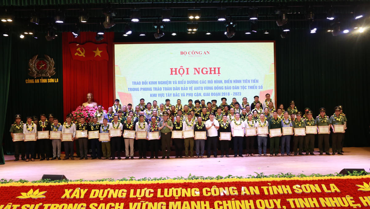 Bộ Công an tặng Bằng khen cho các cá nhân, tập thể cá nhân có thành tích xuất sắc trong công tác xây dựng mô hình, điển hình tiên tiến trong phong trào toàn dân bảo vệ an ninh tổ quốc và vùng đồng bào dân tộc thiểu số khu vực Tây Bắc và phụ cận giai đoạn 2018-2023.