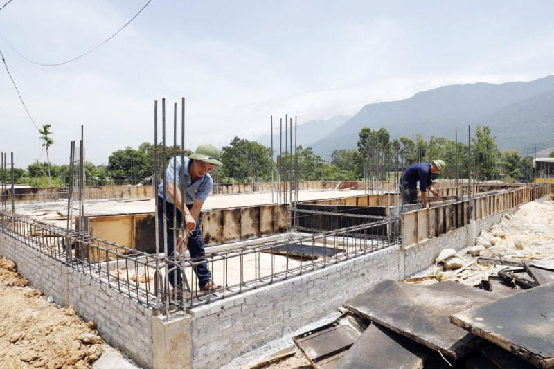 Ban Giám sát đầu tư của cộng đồng theo dõi quá trình thi công tại Làng văn hóa kiểu mẫu thôn Lục Liễu, xã Đạo Trù, huyện Tam Đảo. Ảnh: Lưu Hiệp.