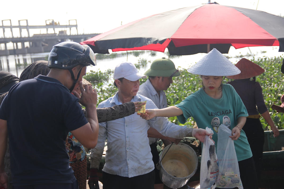 Người dân chung tay "giải cứu" giúp các hộ nuôi.