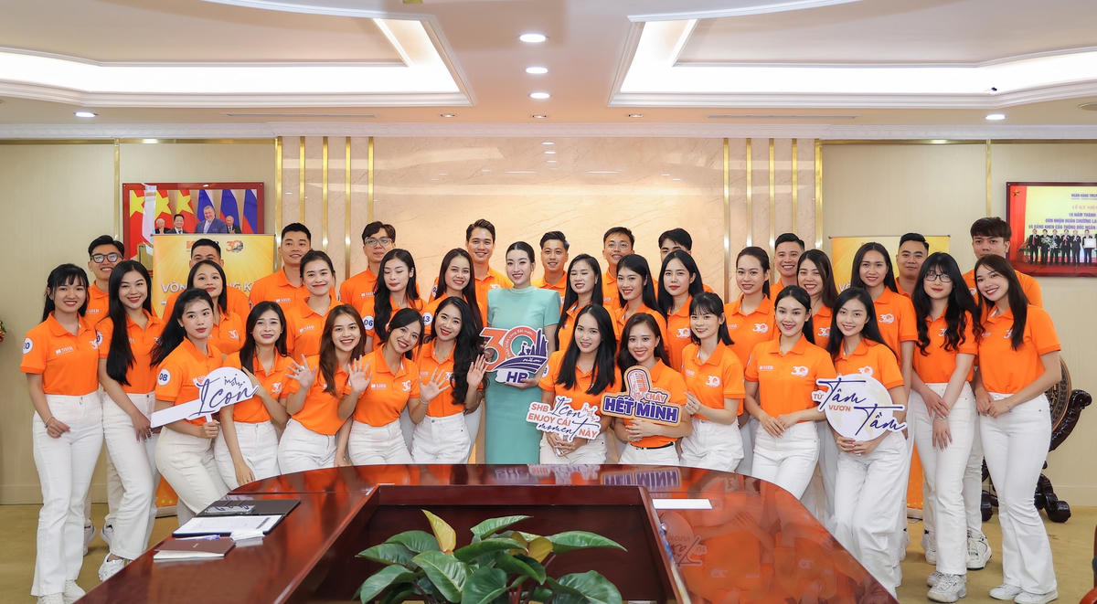 Hoa hậu Đỗ Mỹ Linh tái xuất, training kỹ năng ứng xử cho thí sinh