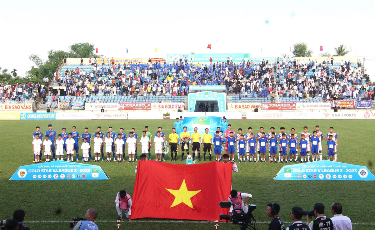 Nghi thức chào cờ trước khi trận đấu diễn ra.