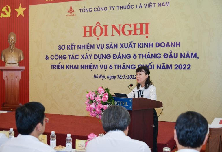 Bà Trần Thị Hoàng Mai - Phó Bí thư thường trực Đảng ủy, Thành viên HĐTV Vinataba báo cáo công tác xây dựng Đảng tại Hội nghị.