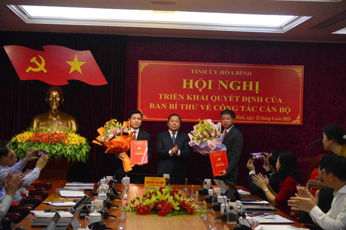 Ông Nguyễn Phi Long - Bí thư Tỉnh ủy Hòa Bình tặng hoa chúc mừng 2 nhân sự vừa được Ban Bí thư chỉ định tham gia Ban Thường vụ Tỉnh ủy Hòa Bình.