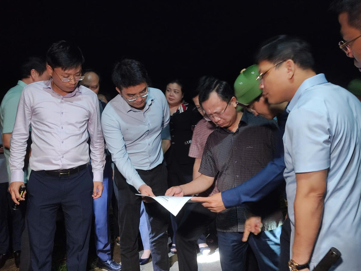 Ngay trong đêm 11/9, Chủ tịch UBND tỉnh Quảng Ninh Cao Tường Huy, Phó Chủ tịch UBND tỉnh Quảng Ninh Nghiêm Xuân Cường cùng lãnh đạo một số sở, ngành liên quan và lãnh đạo TP Cẩm Phả đã có mặt tại hiện trường để chỉ đạo công tác đảm bảo an toàn, ứng phó với các tình huống nguy hiểm có thể xảy ra.