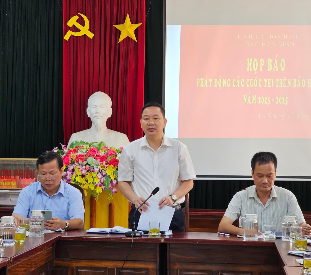 Ông Nguyễn Mạnh Tuấn, Tổng Biên tập Báo Hoà Bình phát biểu tại cuộc họp báo.