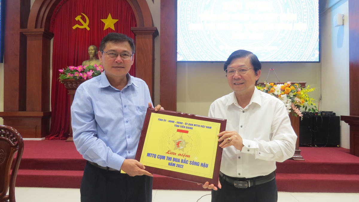 Lãnh đạo địa phương tặng quà lưu niệm cho lãnh đạo dự hội nghị.