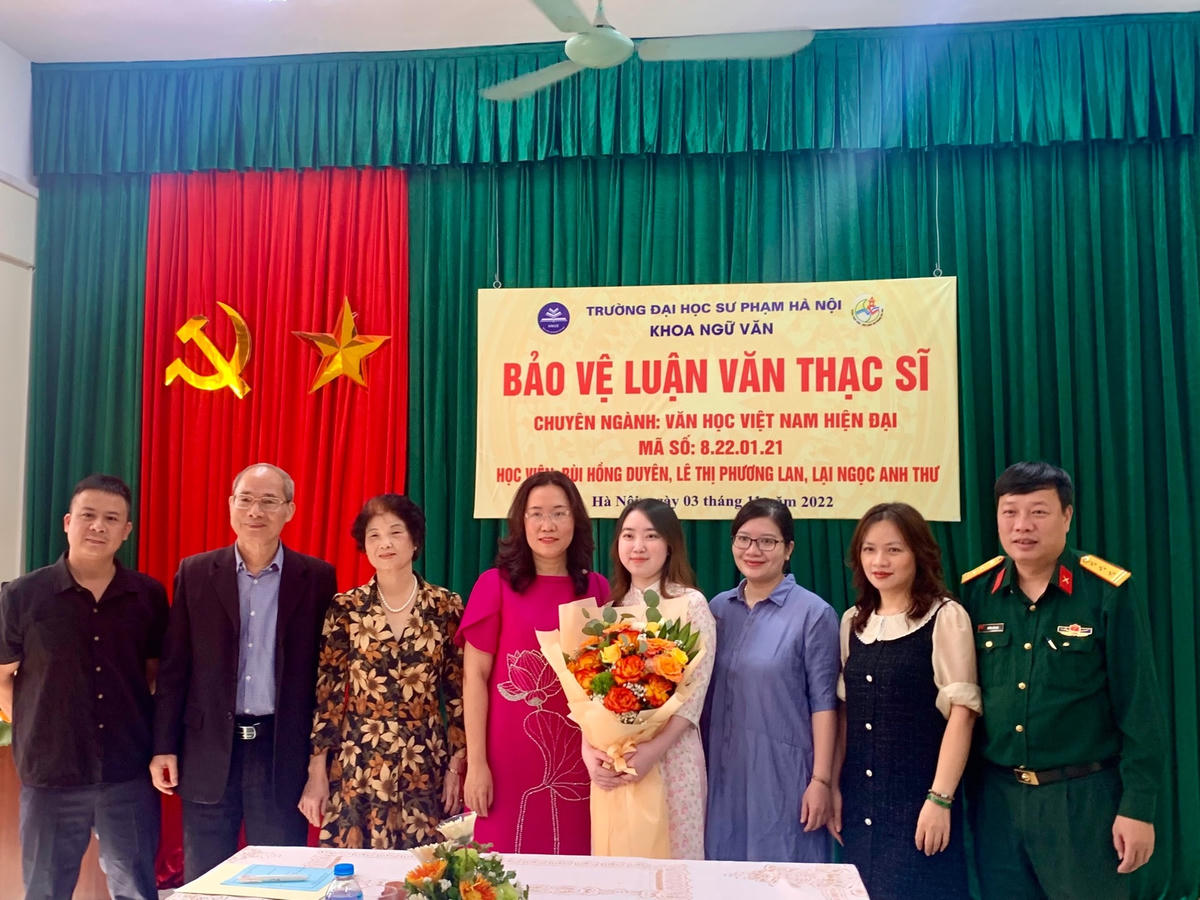 PGS.TS Trần Thị Trâm (đứng thứ 3 từ trái qua) luôn tâm huyết trong các phản biện luận văn, luận án của học viên.