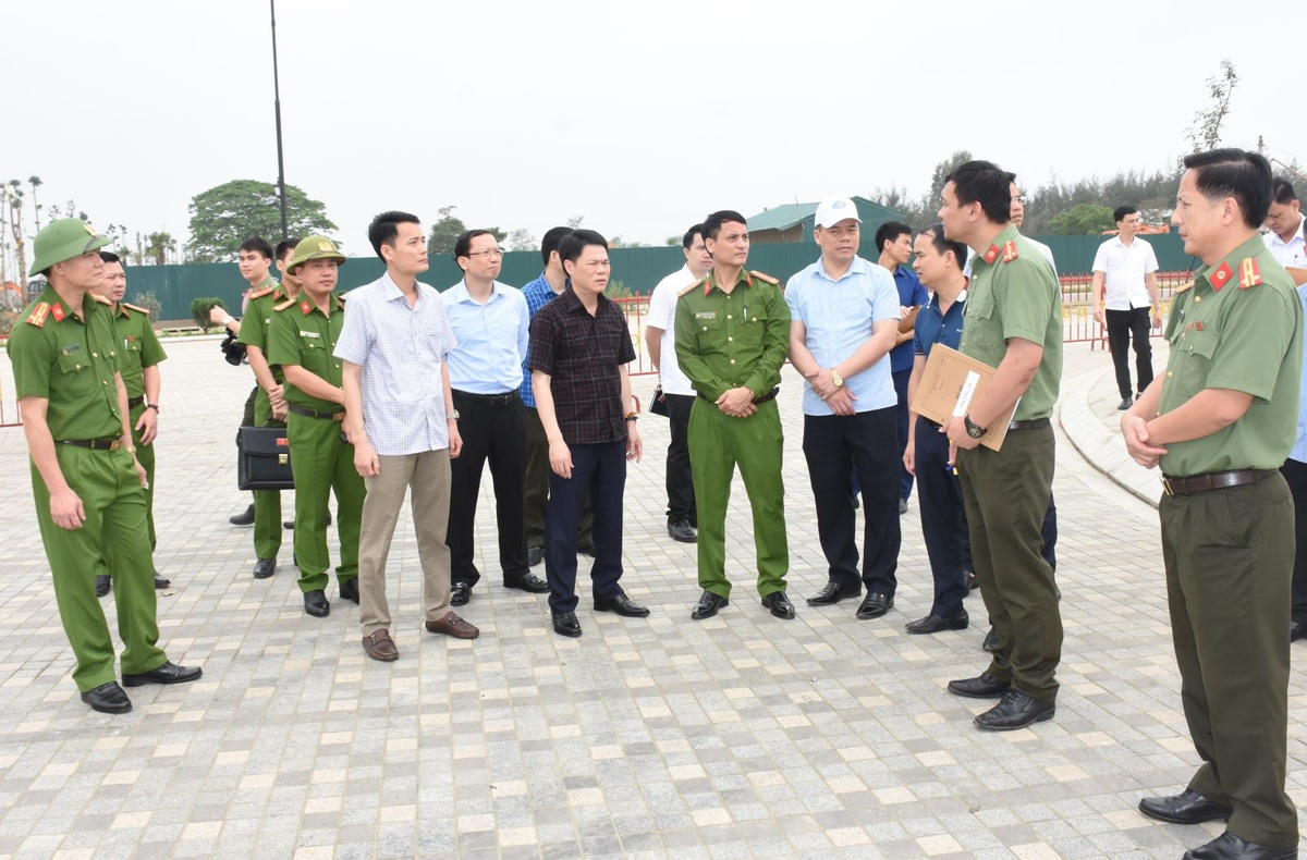 Thượng tá Nguyễn Hữu Mạnh, Phó Giám đốc Công an tỉnh kiểm tra công tác đảm bảo ATGT, ANTT tại Quảng trường biển Sầm Sơn.