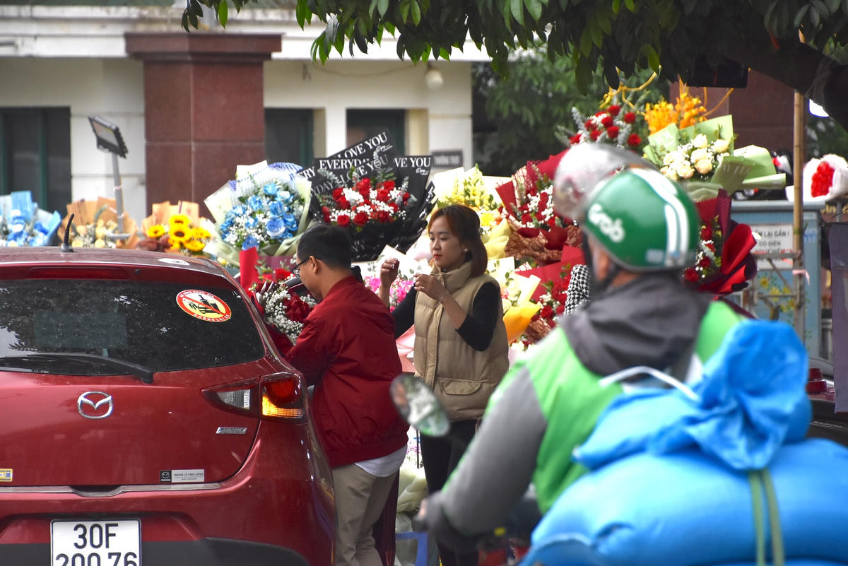 Trên đường Nguyễn Phong Sắc (Cầu Giấy), không khí mua sắm hoa, quà tặng Valentine có phần sôi động hơn hẳn ngày thường.