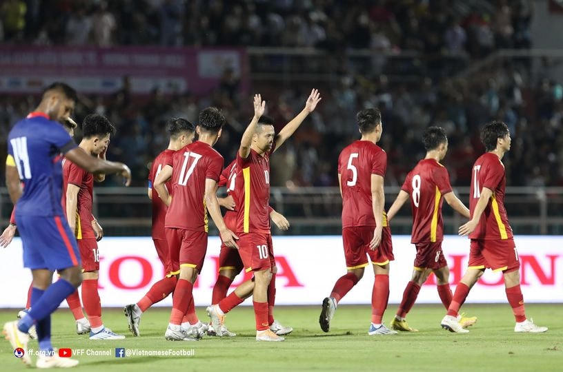 Kết thúc hiệp 1, đội tuyển Việt Nam tạm dẫn trước Singapore với tỷ số 1-0. Cầu thủ lập công  là Văn Quyết. Ảnh: VFF.