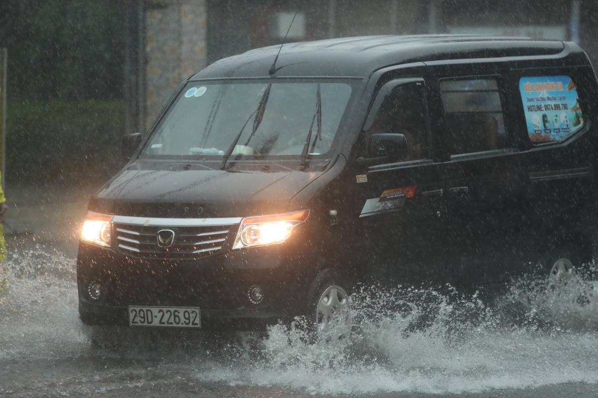 Dù mới chỉ mưa chưa đầy nửa tiếng đồng hồ nhưng nhiều tuyến đường của Thủ đô đã ngập nặng.