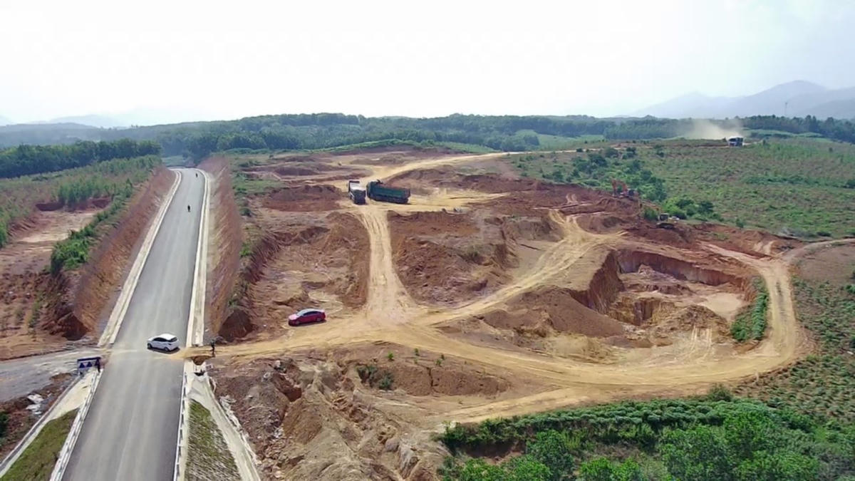 Ngày 14/12, UBND tỉnh đã tổ chức Lễ khởi công công trình Đường giao thông liên vùng kết nối đường Hồ Chí Minh với Quốc lộ 70B, Quốc lộ 32C tỉnh Phú Thọ đi tỉnh Yên Bái.  Ảnh: Ngô Hùng