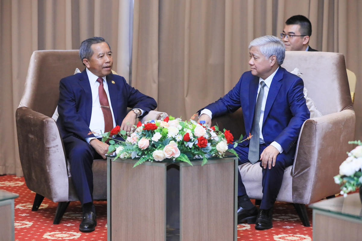 Bí thư Trung ương Đảng, Chủ tịch UBTƯ MTTQ Việt Nam Đỗ Văn Chiến tiếp Bộ trưởng Bộ Công nghệ và Truyền thông, Chủ tịch Hội hữu nghị Lào - Việt Nam Boviengkham Vongdara. Ảnh: Quang Vinh.