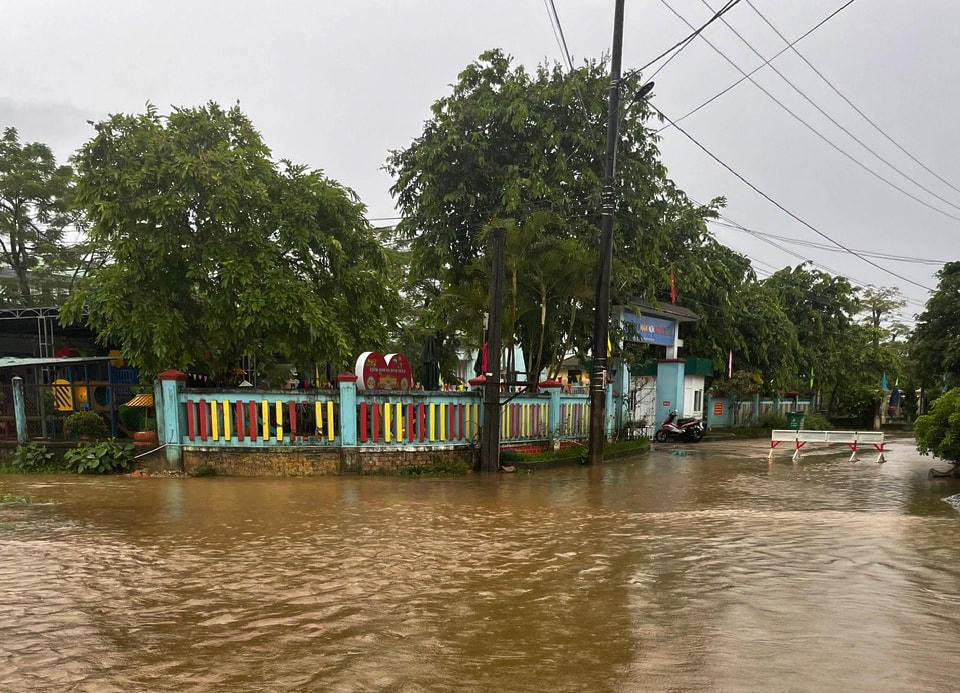 Trước diễn biến phức tạp của mưa lũ, nhiều trường ở vùng thấp trũng trên địa bàn tỉnh Thừa Thiên - Huế đã cho học sinh nghỉ học.