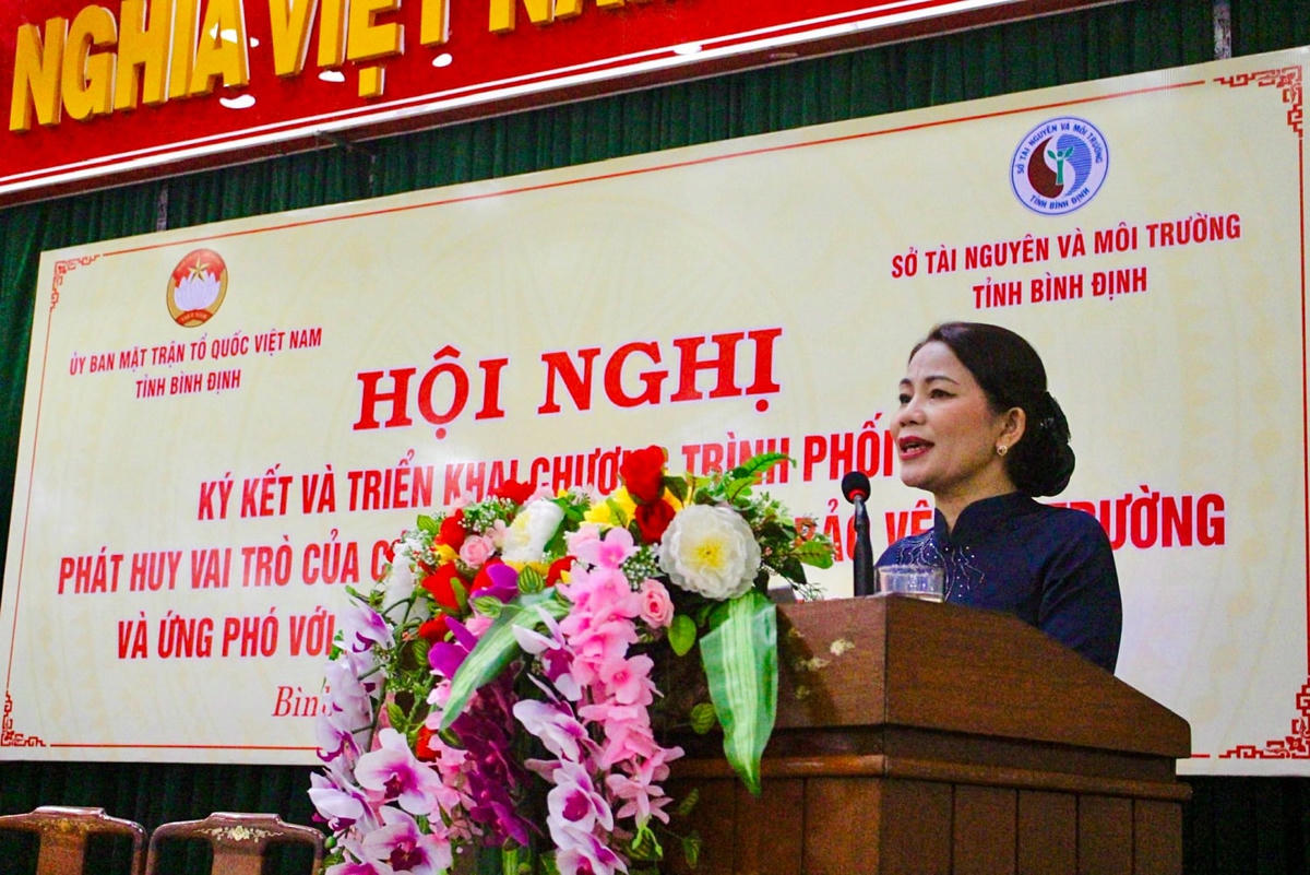Bà Nguyễn Thị Phong Vũ, Ủy viên Ban Thường vụ, Trưởng Ban Dân vận Tỉnh ủy, Chủ tịch Ủy ban MTTQ Việt Nam tỉnh Bình Định phát biểu tại Hội nghị.