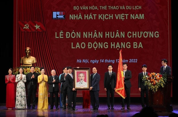 Chủ tịch nước Nguyễn Xuân Phúc trao chân dung Bác Hồ tặng Nhà hát Kịch Việt Nam. (ảnh: Nam Nguyễn).